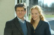 Roland und Burgl kommen sich wieder näher, als Burgl zu Besuch in Lansing ist. Von links: Roland Bamberger (Horst Kummeth) und Burgl Ertl (Pippi Söllner).