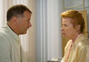 Heidrun Richardson (Renate Schroeter) aus New York, kehrt erstmals nach 57 Jahren in ihre Geburtsstadt Leipzig zurück. Sie will sich mit dem Besuch eines Weihnachtskonzertes der Thomaner einen lange gehegten Wunsch erfüllen. Nach einem Zusammenbruch auf dem Flughafen wird sie in die Sachsenklinik eingeliefert, wo ein Darmverschluss diagnostiziert wird. Während der Notoperation findet Dr. Heilmann (Thomas Rühmann) die Ursache: Darmkrebs. Hier erfährt sie, dass sie bereits Lebermetastasen hat.
