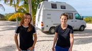 Anne und Anna haben ihre Jobs in Deutschland an den Nagel gehängt und ihren Camper nach Mexiko verschifft. Auf abenteuerlichen Pfaden fahren die beiden jungen Frauen bis nach Kanada.