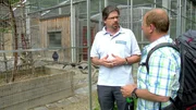 Harry Prünster mit Univ. Prof. Mag. Dr. Thomas Brugnyar, Forschungsstation Haidlhof.
