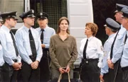 Ein Gefangenentransporter bringt Natascha (Susann Uplegger, Mi.) wieder nach Reutlitz. Jutta Adler (Claudia Loerding, 3.v.re.) ist nicht begeistert über diesen Neuzugang.