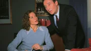 Staatsanwältin Susanne Clausen (Brigitte Beyeler) und Oberstaatsanwalt Gerhart Lotze (Henry van Lyck) sprechen über den neuesten Fall.