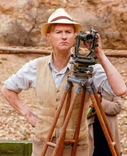 Mark Gatiss (Leonard Boynton).