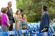 Happy Family: Auf Axls (Charlie McDermott, r.) Abschlusszeremonie scheinen die ganzen Streitigkeiten plötzlich vergessen und die strahlenden Eltern Frankie (Patricia Heaton, l.) und Mike (Neil Flynn, 2.v.l.) sowie die Geschwister Sue (Eden Sher, 3.v.l.) und Brick (Atticus Shaffer, 2.v.r.) sind stolz. Fragt sich bloß, wie lange ...