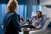 Danni (Annette Frier, l.) hat einen neuen Mandanten. Jens Plesse (Tonio Arango, r.) betreibt aus dem Krankenbett heraus ein blühendes Geschäft mit Sportwetten, was ihm Oberarzt Dr. Meier verbieten will. Danni ist dagegen anderer Meinung und vertritt Plesse vor Gericht ...