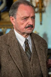 Sir Roderick Horsfield (Peter Bowles).
