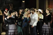 Anna (Jeanette Biedermann, M.l.) und Jonas (Roy Peter Link, M.r.) sind überwältigt, über das tolle Überraschungsfest ihrer Freunde ...