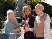 Justus Haslinger (Toni Berger) hat seiner langjährigen Haushälterin und Lebensgefährtin Regina (Ruth Drexel, li.) verschwiegen, dass Antonia (Uschi Glas) seine Tochter ist.