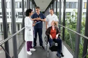 Ein schwieriger Fall für Dr. Leyla Sherbaz (Sanam Afrashteh, l.) und Dr. Elias Bähr (Stefan Ruppe, 2.v.l.): Sylvie (Caroline Junghanns, r.) hat sich den Oberschenkelhals gebrochen. Ausserdem neigt die junge Frau zu starkem Schwitzen.