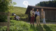 Kaufinteressenten vor dem Wiesnerhof.