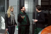 Tuncay fordert Flori zu einem Kräftemessen heraus. Von links: Yvonne Preissinger (Alexa Eilers), Geselle Tuncay (Levent Özdil) und Florian Brunner (Tommy Schwimmer).