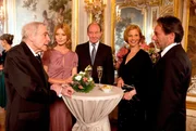 Commissario Brunetti (Uwe Kockisch, rechts) hat seine Frau Paola (Julia J&auml;ger, 2.v. rechts) zu einem feierlichen Empfang bei seinem Schwiegervater Conte Falier (Peter Fitz, links) begleitet, wo er die Bekanntschaft der reizenden Franca Cataldo (Esther Schweins) und ihres Mannes Maurizio (Michael Mendl) macht.