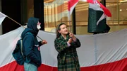 Nathalia Maksimava und ein Kollege während der Belarussischen Kundgebung am Museum Ludwig in Köln.