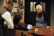 Gregor bezweifelt, dass Theres es schafft, ihre Konflikte nur noch friedlich zu lösen. Von links: Gregor Brunner (Holger M. Wilhelm), Felix Kramer (Shayan Hartmann) und Theresa Brunner (Ursula Erber).