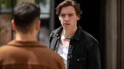 Yannik (Maximilian Schneider, r.) bedankt sich ehrlich bei Nihat (Timur Ülker). Die Verwendung des sendungsbezogenen Materials ist nur mit dem Hinweis und Verlinkung auf TVNOW gestattet.