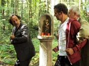 ARD STURM DER LIEBE FOLGE 1379, am Mittwoch (21.09.11) um 15:10 Uhr im ERSTEN. Curd (Holger Gotha, l.) flüchtet, als Alfons (Sepp Schauer, r.) Nils (Florian Stadler, M.) mit festem Griff zurückhält.