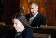 Der Ermittler Q (Felix Engström) ahnt noch nicht, dass die junge Polizistin Nina Hoffman (Ellen Jelinek) einen korrupten Kollegen enttarnen wird.