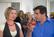 Katja Marquardt (Astrid M. Fünderich, links) stellt Schwester Sarah (Alexa Maria Surholt, 2. von links) und Mutter Hildegard (Doris Kunstmann) ihre Internetbekanntschaft Stefano Basile (Bruno Cathomas) vor.