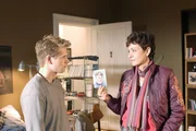 Sabrina (Despina Pajanou) befragt J.J. (Enno Hesse) nach Sven.