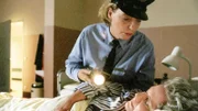 Die Schließerin Irene Herrmann (Peggy Lukac, oben) versucht Uschi (Barbara Freier) mit System in den Wahnsinn zu treiben...