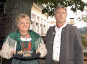 Hotelier Barholom&auml;us Breitwieser (Gerd Anthoff) und seine etwas nachl&auml;ssige Kellnerin Johanna Lottermeier (Johanna Bittenbinder).