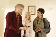 Sabrina (Despina Pajanou, re.) und Caro (Eva Herzig) sprechen mit Ralf  Eggers (Udo Wachtveitl), dessen Frau ermordet wurde.