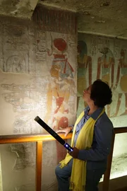 Luxor, Ägypten - Professor Salima Ikram untersucht das reich verzierte Grabmal der Königin Tawosret im Tal der Könige. Diese wunderschönen Illustrationen zeigen viele mächtige Götter sowie grimmige Dämonen aus dem Buch der Toten.