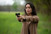 Schweren Herzens richtet Shirin (Gamze Senol) eine Waffe auf Lukas Wolf...