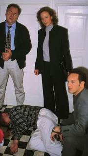Kommissar Kehler (Wolfgang Bathke, l.), Staatsanwältin Clausen (Brigitte Beyeler) und Kommissar Bongartz (Max Gertsch) am Tatort: Mirko Schneider (Marco Bahr) wurde in seiner Wohnung tot aufgefunden.