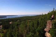 Traumrouten Amerikas, Entlang der grossen Seen, Grant Taibossigai am Bergabhang mit Blick auf Lake Huron