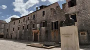 Denkmal für Petar Hektorovic und Schloss Tvrdalj.