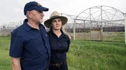 Harold und Franelyn Rossouw beliefern den Großhandel mit Mais, Kartoffeln und Soja. Noch immer gehört der Großteil der landwirtschaftlichen Flächen in Südafrika der weißen Minderheit. Ein neues Gesetz erlaubt die Enteignung ungenutzter Flächen – bisher ohne Umsetzung. Doch es schürt Unsicherheit unter den Buren, die sich verfolgt fühlen.