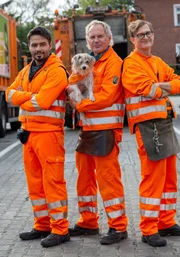 Die Drei von der Müllabfuhr im Einsatz, v. li. n. re.: Tarik (Aram Arami), Werner (Uwe Ochsenknecht) und Ralle (Jörn Hentschel).