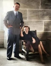 Der nationalsozialistische Führer Adolf Hitler posiert mit seiner Lebensgefährtin Eva Braun.