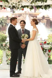 Was lange währt... Booth (David Boreanaz, l.) und Brennan (Emily Deschanel) werden von Aldo Clemens (Mather Zickel) getraut.