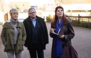 Vera Bader (Claudia Wenzel, re.) hat sich entschlossen, den Demenzbauernhof von Frau Dr. Jessel (Esther Esche, li.) anzusehen. Da Dr. Kaminski keine Zeit für die Besichtigung hat, hat sich Hans-Peter Brenner (Michael Trischan, mi.) angeboten. Dort angekommen, weiß Vera Bader von ihrem Wunsch nichts mehr und verfällt in ihre altbekannte Rolle der Gesundheitsdezernentin zurück.