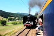 Parallelfahrt auf der Schwarzwaldbahn mit gegenseitigem Überholen.