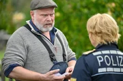 Fischer Johannes Roth (Martin Reik, l.) ist erschüttert als ihm Nele Fehrenbach (Floriane Daniel, r.) den Ehering seiner Frau zeigt. Diese lebt eigentlich schon seit zehn Jahren in Australien.
