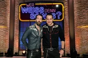 Treten bei "Wer weiß denn sowas?" als Kandidaten an: Musiker Alec Völkel (l.), alias ‚Boss Burns’ und sein Band-Kollege von ‚The BossHoss’, der Musiker Sascha Vollmer (r.), alias ‚Hoss Power‘.