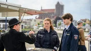 Eddi Jansons (Gustavs Gailus, r.) und Paula Moorkamp (Stella Hinrichs, M.) haben einige Fragen an Hauke Renis (Junis Marlons, l.), der gemeinsam mit einer Zimmerin auf der Walz für das Opfer Gernot Hansen arbeitet. Welches Verhältnis hatte er zum Toten? War er eifersüchtig, weil dieser sich gut mit seiner Reisegefährtin verstand? Er scheint jedenfalls nicht sonderlich redefreudig.