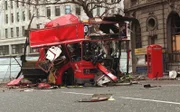 Ein Londoner Doppeldeckerbus, der bei einem Bombenanschlag vollständig zerstört wurde.