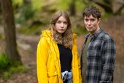 Das junge Ehepaar Rachel (Jade Matthew) und Oz Hoffman (Tama Matheson)  wurde an einem reißenden Fluss tot aufgefunden.