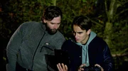 Simon (Thore Lüthje l.) steht vor einem Rätsel: Wie kommt das Öl in den Teich des Ziegenhofes? Gemeinsam mit Till (Francesco Oscar Schramm r.) sucht er per Unterwasserdrohne nach Antworten – und entdeckt am Grund ein versunkenes Auto. Ist das der verschollene Unfallwagen?