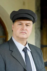 Christoph Zrenner als Alois Knoll.