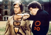 Akam (Pierre Brice) und Schemm (Gareth Thomas, rechts) haben sich in einer Festung verschanzt.