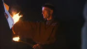 Luther (Darsteller unbekannt) verbrennt einen Ablassbrief.