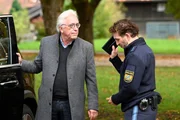 Hans Lorenz (Gerd Anthoff, l.) wird von Polizist Loisl (Sebastian Gerold, r.) verdächtigt, Katja Baumann bedroht zu haben.