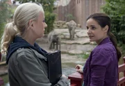 Nicole Sommer (Jenny Elvers-Elbertzhagen, links) erkundigt sich bei Dr. Susanne Mertens (Elisabeth Lanz) nach dem Gesundheitszustand der Elefantendame Don Chung. Susanne möchte den erkrankten Fuß erst einmal mit einer Bewegungstherapie behandeln, bevor sie das Risiko einer Operation eingeht.