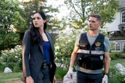 Detective Serena Chavez (Ariana Guerra) und Josh Folsom (Matt Lauria)