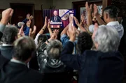 Bernhard (Karsten Dörr) ist ist nach dem nervenaufreibenden Wahlkampf froh, dass das Wahlkampf-Triell endlich stattfindet.